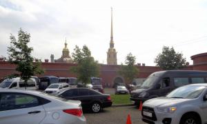 Экономический кризис заставил сделать парковку машин на территории петропавловской крепости